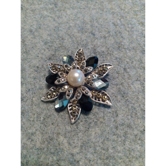 Flower Brooch Pin Faux Pearl Rhinestone Silver Tone Elegant Party Jewelry - Picture 1 of 4
